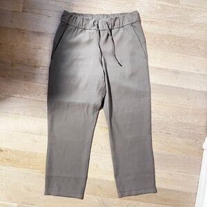 Lululemon on the fly pant joggers 4 in beige